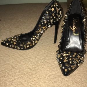 Privileged black heels with spikes and stars